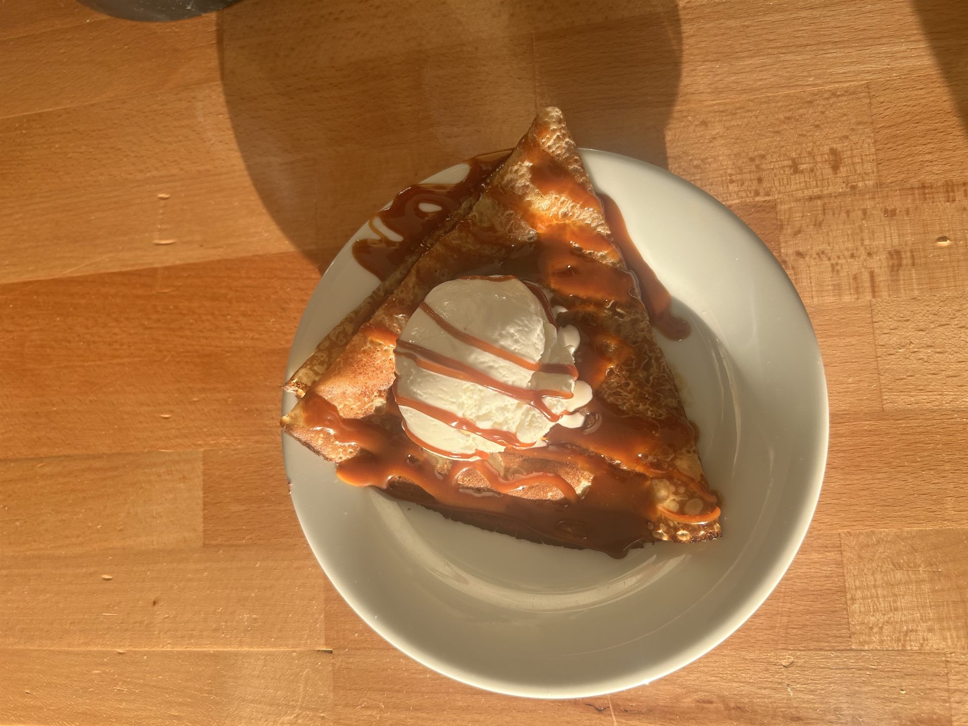 Crêpe au caramel beurre salé avec boule de glace vanille