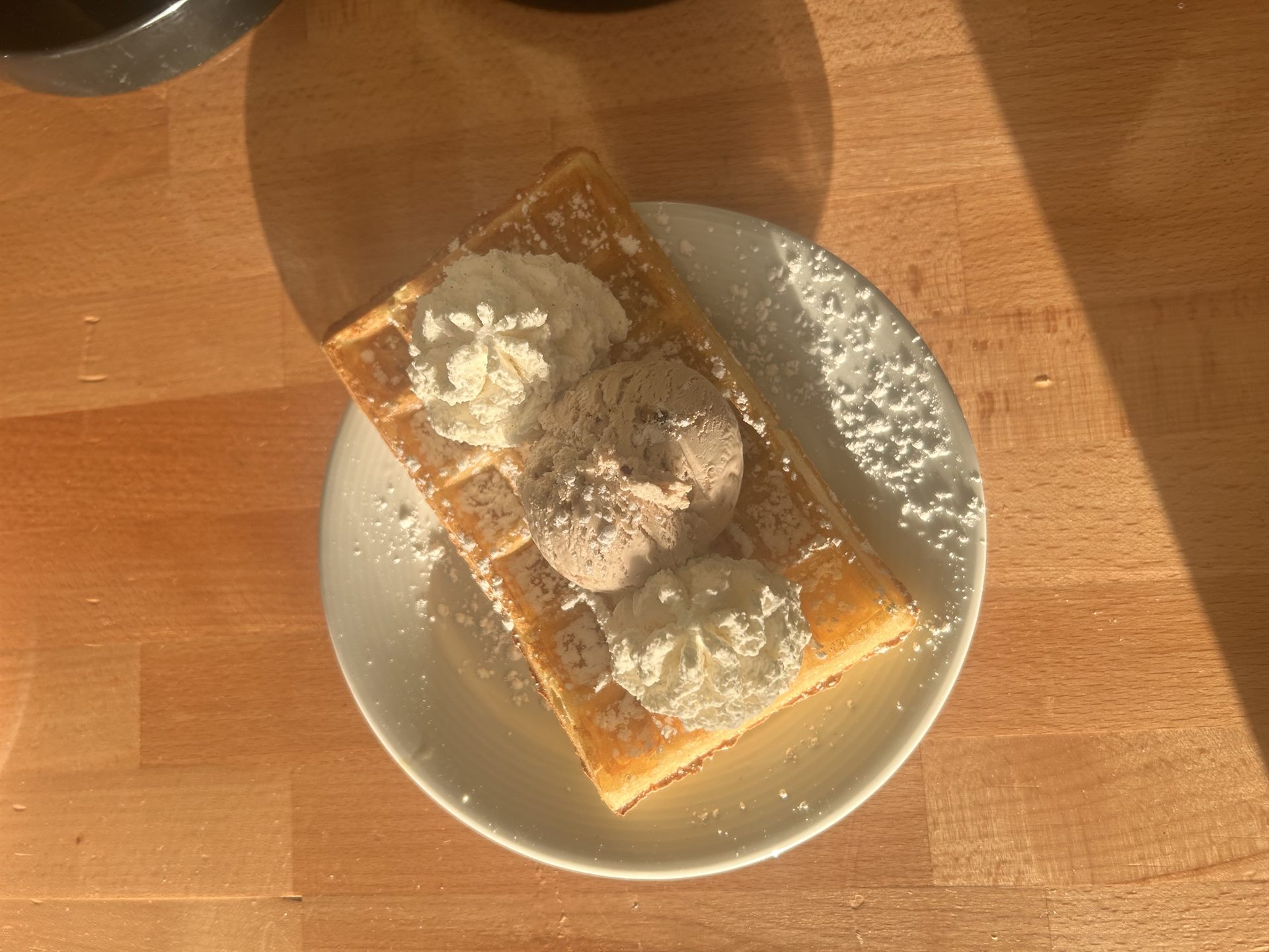 Gaufre maison avec boules de glace et sucre glace