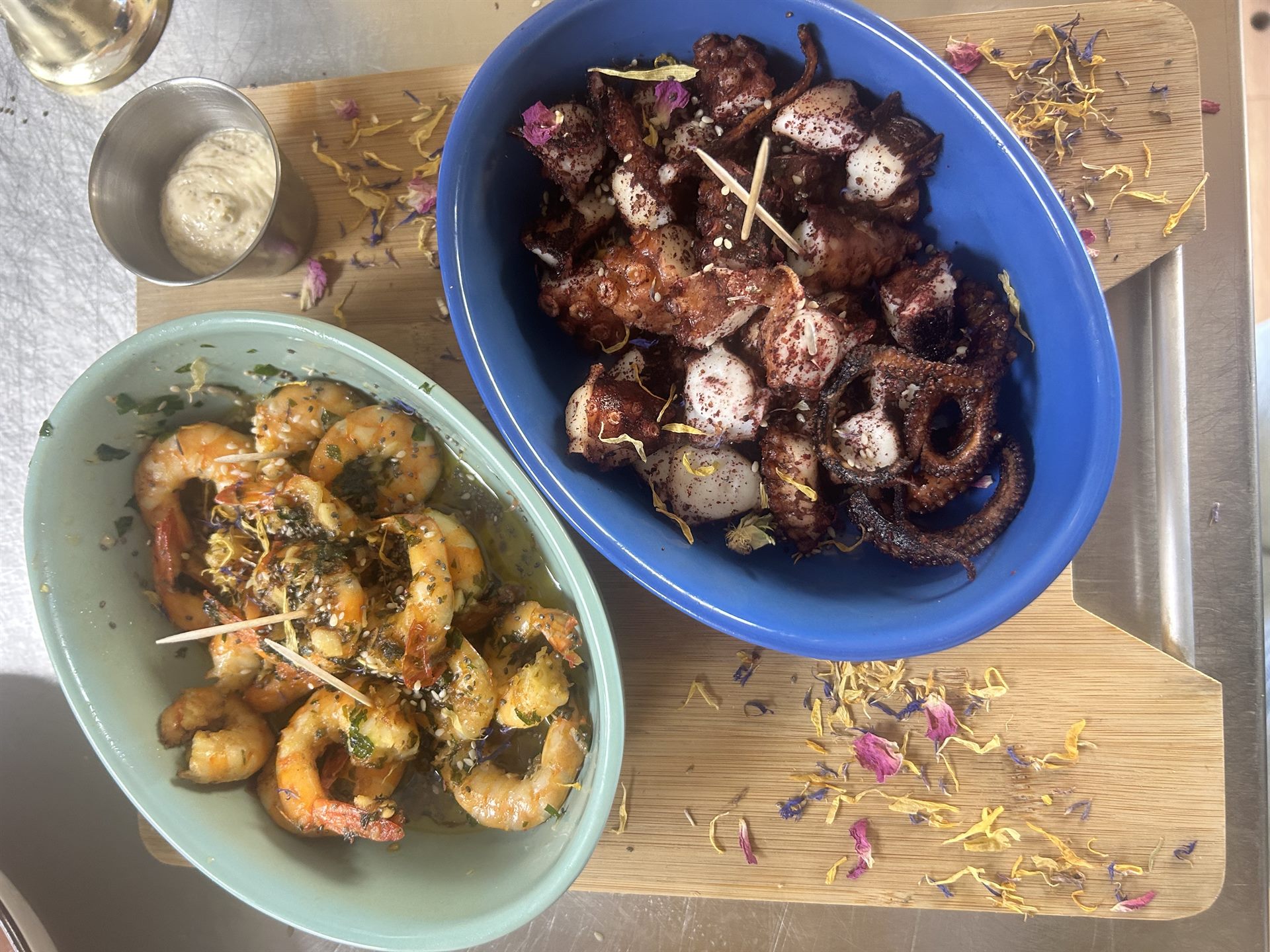 Planche mer chaude — crevettes persillées et poulpe aux épices de sumac